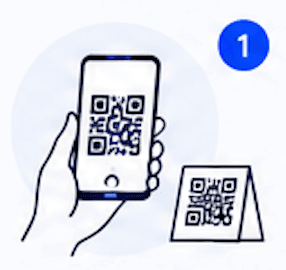 Visiteur scannant un QR code avec son téléphone